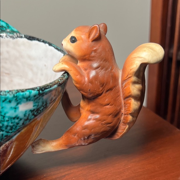Adorable Vintage Handpainted Ceramic Porcelain Squirrel Planter Pot Hanger - Picture 4 of 12